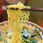 カッパ大王 - 加水率高めの縮れ細麺。