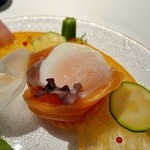 スモークサーモンと温泉卵