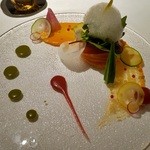 プーアール茶で燻した自家製スモークサーモンと温泉卵のサラダ