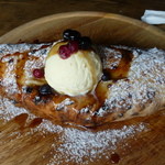 山岡ピザ - ベリーとチョコレートの包み焼きPizza＠1,600