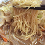 まるご中華 - 麺は細め、ここの味噌やチャンポンには太目が似合うだろう