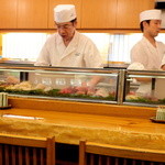 吉野鮨本店 - ランチ時は職人４～５名でフル稼働です