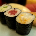 吉野鮨本店 - ”巻物”は手前から烏賊/鉄火/かっぱ