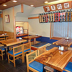 吉野鮨本店 - 店内はカウンター/テーブル席/掘り炬燵方式の小上がり（HPより）