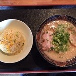 Yuzuya - 「とんこつらーめんでチャーハン定食」920円。