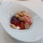 ロテスリーレカン - 杏仁のブランマンジェ イチゴのムースとハイビスカスのジュレ