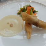 ロテスリーレカン - かすべのフリットとサラダクロッカン 白ワインソース 新しょうがの香り