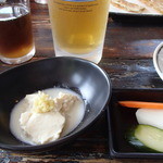 丼にはしらすの豆腐とお新香と味噌汁がついてくる