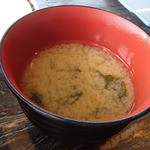 しらすや - 丼には、しらすの豆腐とお新香と味噌汁がついてくる