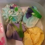 菓匠 菊家 - 2015年5月：右上から時計回りに光琳、瑞雲、花菖蒲、なんだっけな紫陽花を連想される名前だったのですが…失念(^^;