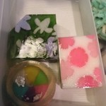 菓匠 菊家 - 2015年5月：右から時計回りで撫子、紙風船、燕子花