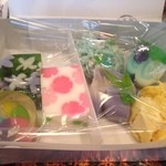 菓匠 菊家 - 2015年5月：上生菓子はこんな感じでラップをかけてくださいました