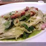 パステリアサポーレ - ブロックベーコンとロメインレタス、フレッシュトマトのスパイシージェノベーゼ　フェットチーネ\1100