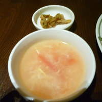 中国飯店 紫玉蘭 - スープとザーサイ
