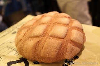 浅草 花月堂 - ジャンボメロンパン