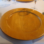 ラ・ターブル・ド・トリウミ - 木のサービスプレート