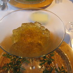 ラ・ターブル・ド・トリウミ - ほんのり甘い有機新人参のムース　軽い地鶏のコンソメジュレと共に