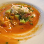 ラ・ターブル・ド・トリウミ - 完熟トマトのガスパチョ　毛蟹とアボガド、四葉胡瓜のコンディマンを添えて