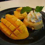 MangoTango - マンゴタンゴ(フレッシュマンゴ、マンゴプリン、マンゴアイスクリームをワンプレートで。THB140)