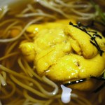 つきじ 文化人 - 雲丹冷かけ蕎麦 1,440円=雲丹どっさり