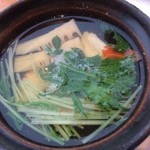 Kyoukaiseki Minokichi - 鯛と筍の小鍋。出汁の美味しさがあるからこそ、筍の香りが活きています。
