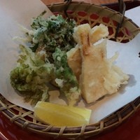 美濃吉 阪急四条河原町店 - 春の野菜天婦羅。山菜の香りがなんとも春らしい。