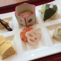 美濃吉 阪急四条河原町店 - 前菜・彩り盛り合わせ。色使いも春らしい一品です。