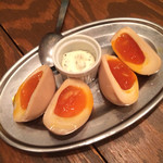 大衆ビストロ煮ジル - 薫製味玉（300円）