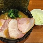 ラーメン 末廣家 - チャーシュー麺 750円、玉ねぎ80円
      
      いつもの週末。末廣家。
      
      2015年108杯目
      