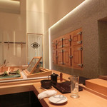 初代 - 割烹店のような上質な空間です。