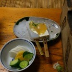 駒形どぜう - お新香に田楽、お新香は醤油などなくそのまま頂きました。