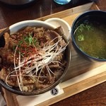 ゑびや大食堂 - 松阪牛霜降り牛丼
            
            牛丼の常識が覆りました！
            とても柔らかくて大変おいしく頂きました (*´ڡ`●)
            