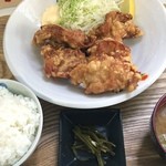 宮城県本吉郡南三陸町の歌津の開花屋食堂で昼食。
          からあげ定食を食した。
          特大のからあげが5つ。
          税込650円。
          うまし。