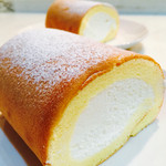 モンシェール 堂島本店 - 堂島ロール
                                半分に切って見ました♪