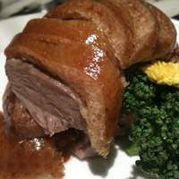 全聚徳 銀座店 - クレープに巻いて食べる部分。カリカリの皮と肉を一緒に。
