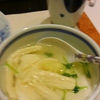 梅の花 銀座並木通店 - 湯葉入りだし汁を出来たて豆腐にかけて
