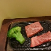 梅の花 銀座並木通店 - 黒毛和牛ロースの溶岩焼き