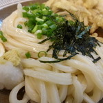 うどん秋月 - ぶっかけうどん（冷）もちもちしたうどんで美味しいです！