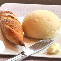 ラ メゾン ドゥ グラシアニ 神戸北野 - パンは、全て自家製。バターは、カルピスバターと、
