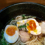 麺処野毛八 - 味玉の黄身は結構固め