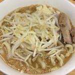 ラーメン二郎 - ラーメン 700円　麺半分・ヤサイ少なめ・ニンニク