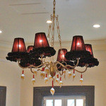 スターバックス・コーヒー - シャンデリアがいくつも。