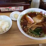 桃泉楼 - ラーメン500円と半ライス100円