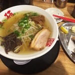 Sakura Dori Sanksu - 魚介塩ラーメン（630円）＋唐揚げ（100円）