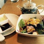 ディム ジョイ  銀座三越 - 前菜のサラダとお茶です。お茶がポットサービスの所もよいです。