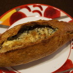 パン・デ・キラン - かなりクセのある匂いのチーズが詰められたパン。ワインが飲みたくなります。