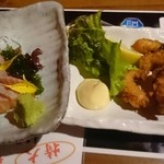 Dosanko Kicchin Gorira - サーモンのお刺身&タコの唐揚げ