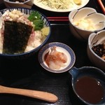 築地もったいない プロジェクト 魚治 - 究極の海鮮丼