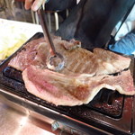 超ホルモン - 名物の網ごとカルビ！