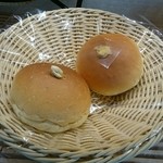 Natural Bread Bakery - ピーナッツクリームパンの上にはそのまんまのピーナッツが１つぶ乗ってます☆